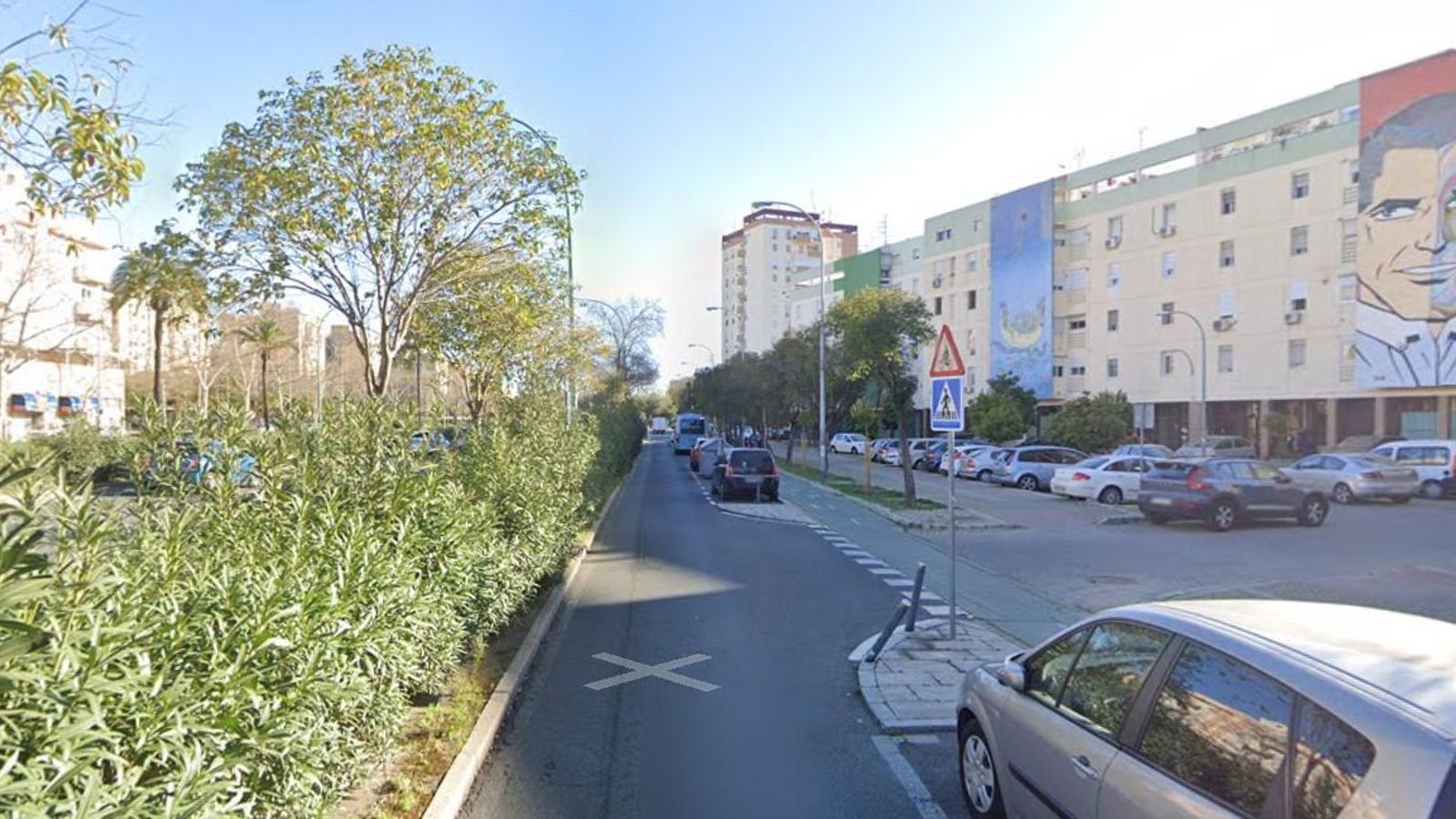 Carril paralelo a la avenida Kansas City con sentido a la calle Éfeso