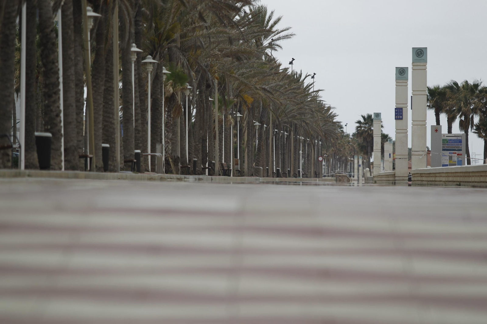 Fotogalería 'Almería, desierta en sábado'. Coronavirus-COVID-19