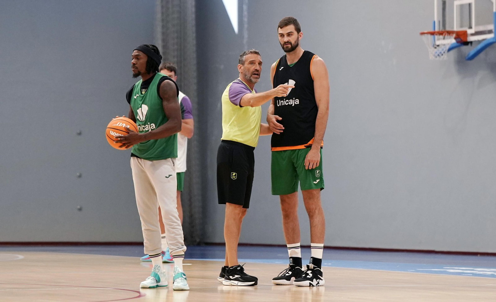 El primer entrenamiento del Unicaja, con Castañeda y Kravish
