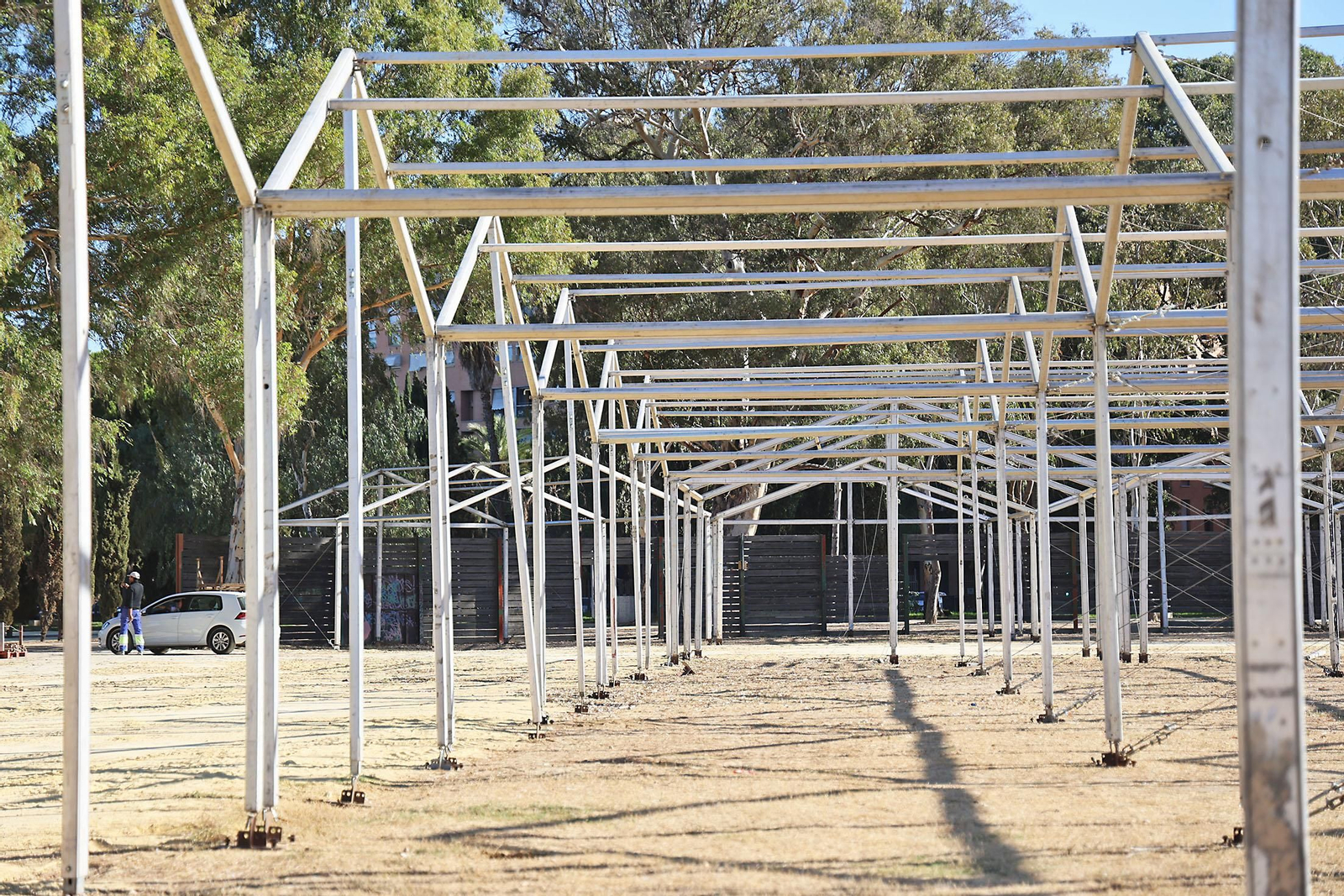 Imágenes del inicio del montaje de las casetas para la Feria de Otoño y del Caballo de Huelva