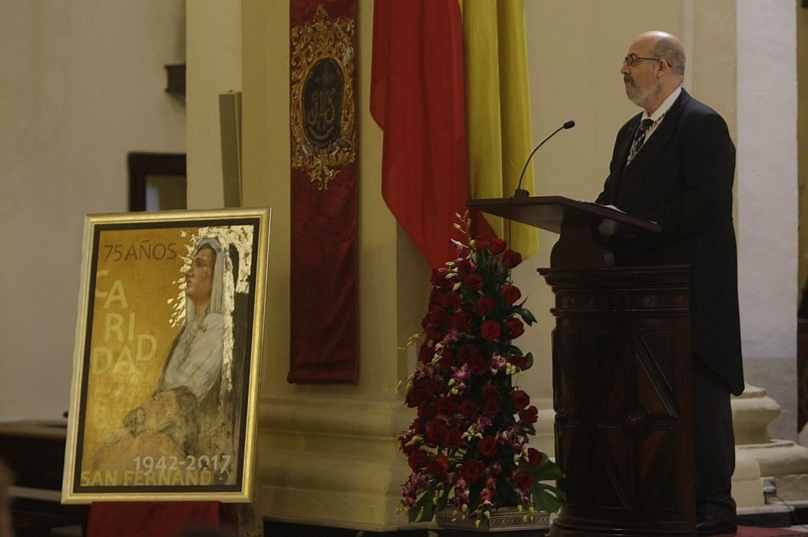 Ayer, en la iglesia de San Francisco, Luis de Celis durante su pregón. A su lado, el cartel del aniversario.