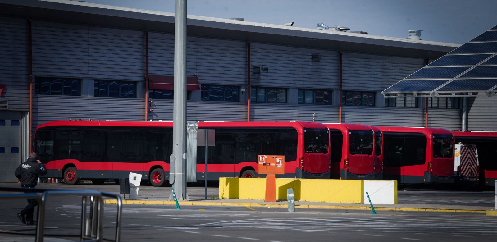 Varios tranvibús aparcados en el interior de las cocheras de Tussam, en la avenida de Andalucía.