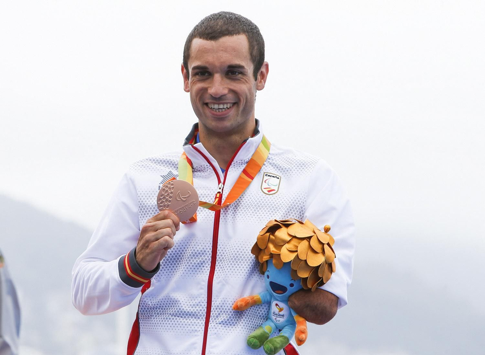 El deportista almeriense subido al podio con la medalla de bronce lograda en los Juegos Paralímpicos de Río de Janeiro de 2016. El deportista almeriense subido al podio con la medalla de bronce lograda en los Juegos Paralímpicos de Río de Janeiro de 2016.