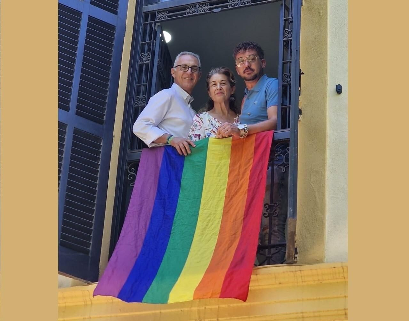 La bandera del colectivo, colgada del edifico de Mancomunidad.