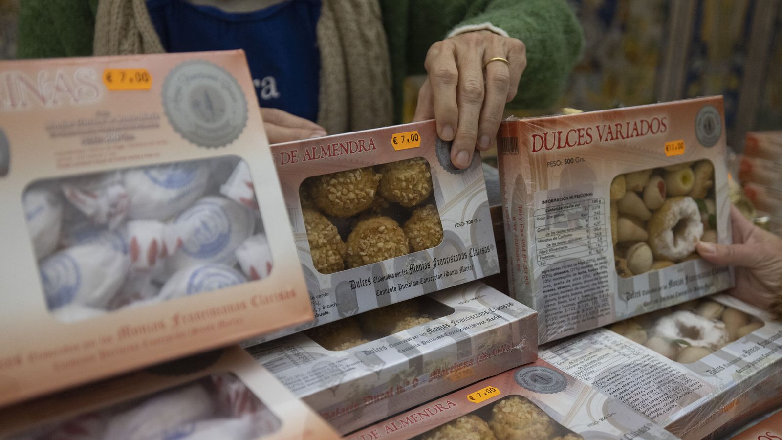 Dulces variados con el sello Ora et Labora.