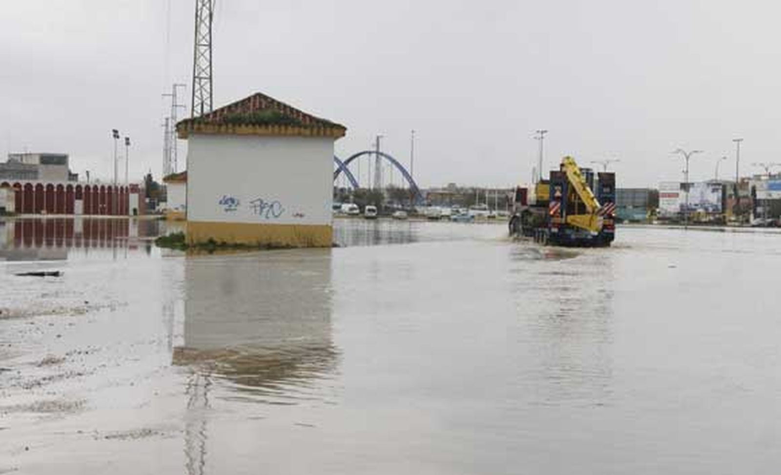 Chiclana se lleva la peor parte de las intensas lluvias que afectan a la provincia, provocando cortes de carreteras, desalojos de casas y crecidas de los ríos

Foto: Sonia Ramos/A.Mora/Rioja