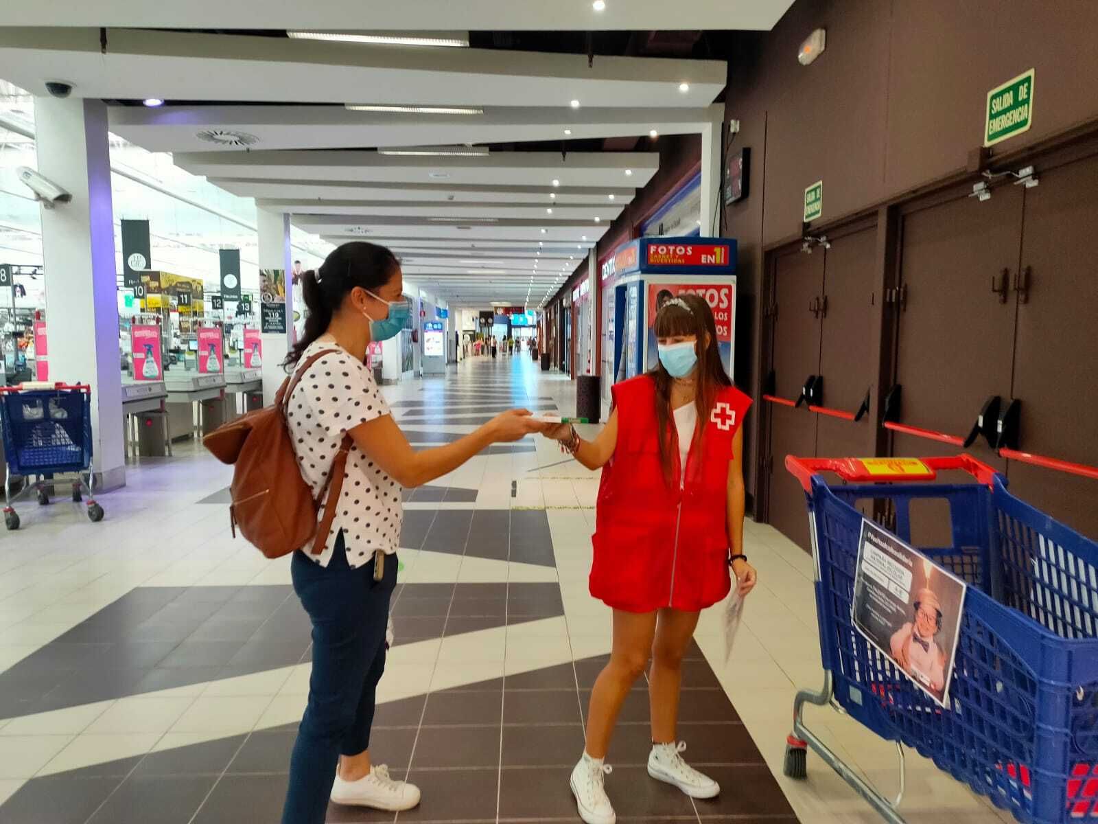 Una voluntario recoge material donado en el centro Carrefour de la capital onubense.