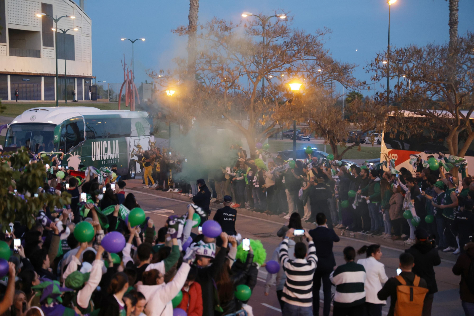 Las fotos del recibimiento de la afición al autobús del Unicaja antes desu debut en Copa del Rey