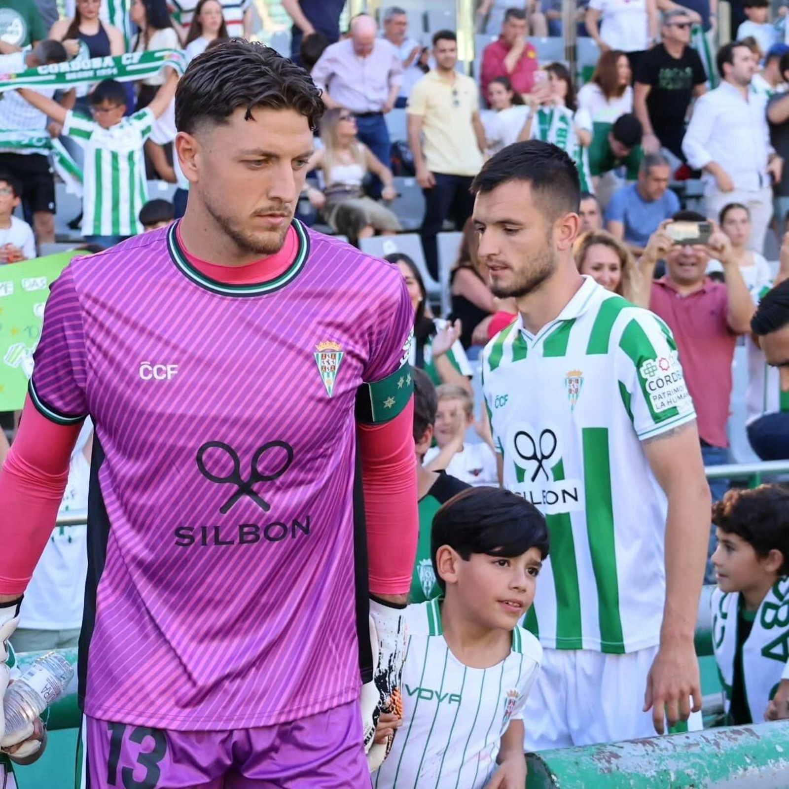 El guardameta almeriense en la salida del túnel de vestuarios luciendo el brazalete de capitán.