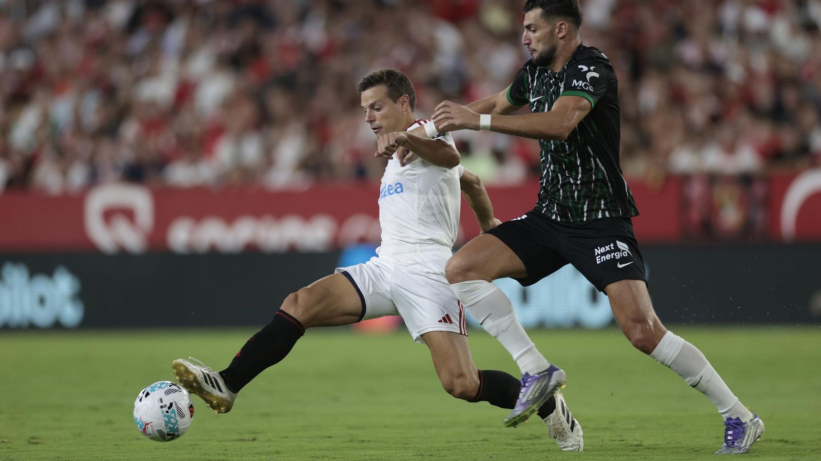 Azpilicueta se anticipa y roba ante Rafa Mir en su estreno como sevillista.