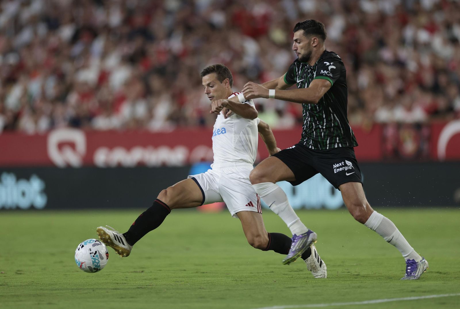 Azpilicueta se anticipa y roba ante Rafa Mir en su estreno como sevillista.