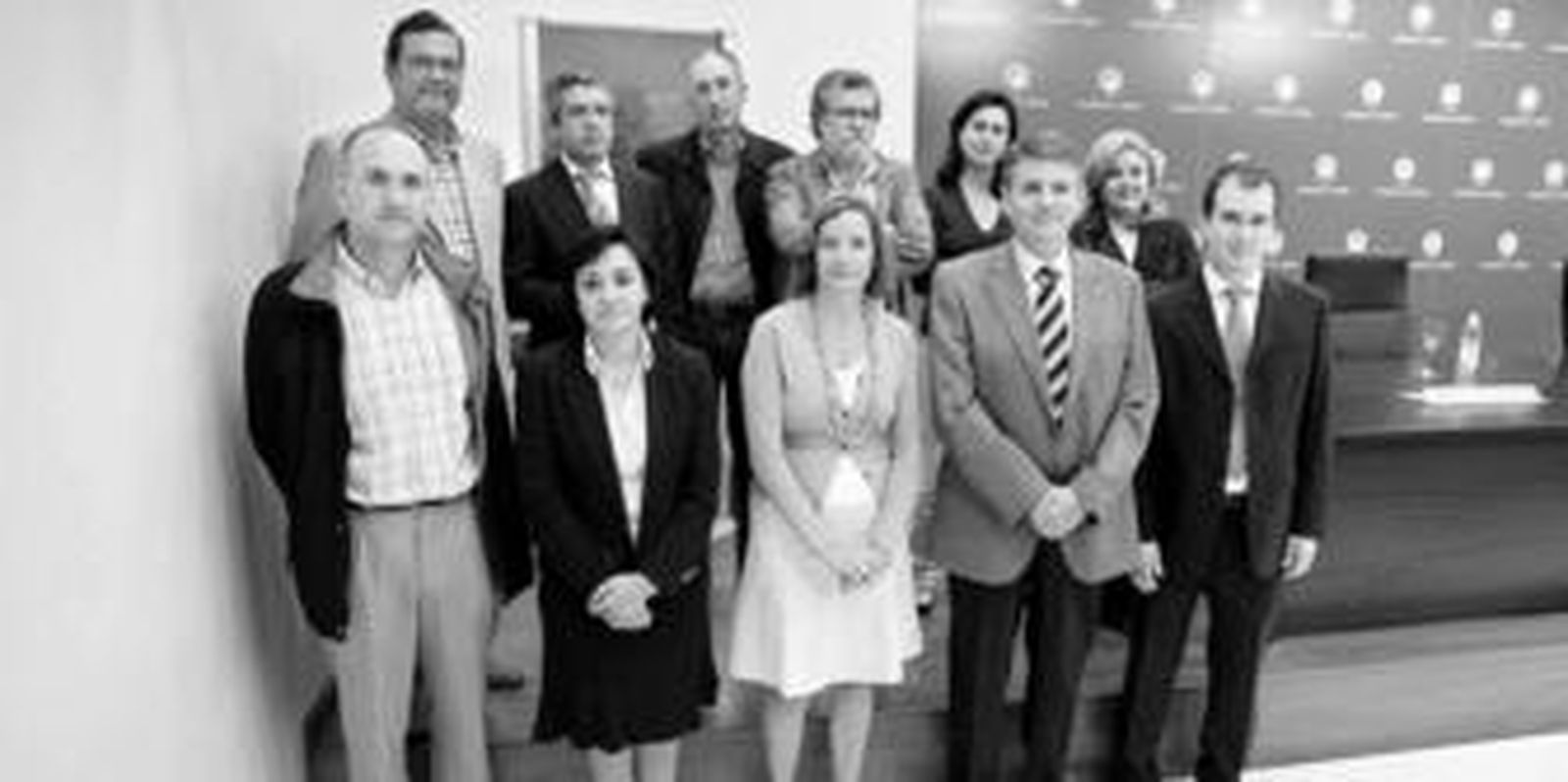 Los premiados posan junto a la presidenta y el secretario del Consejo Social de la Universidad, ayer en el Rectorado.