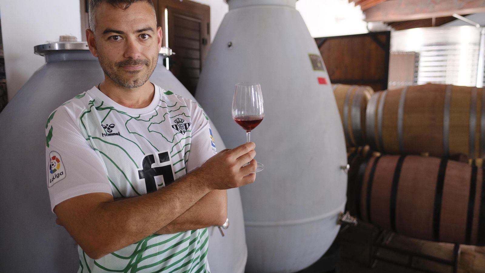 Simbad Romero mostrando una de las primeras pruebas de su vino natural.