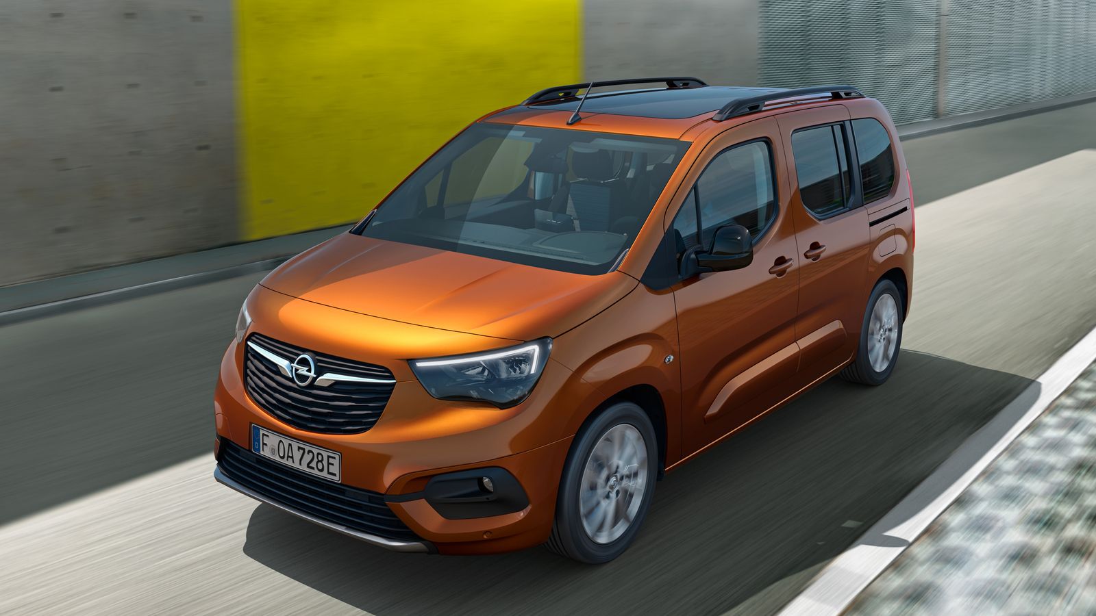 El Opel Combo e-Life, al igual que sus equivalentes de Citroën y Peugeot, el ë-Berlingo y e-Rifter se fabrican en la planta de Stellantis en Vigo (Pontevedra).