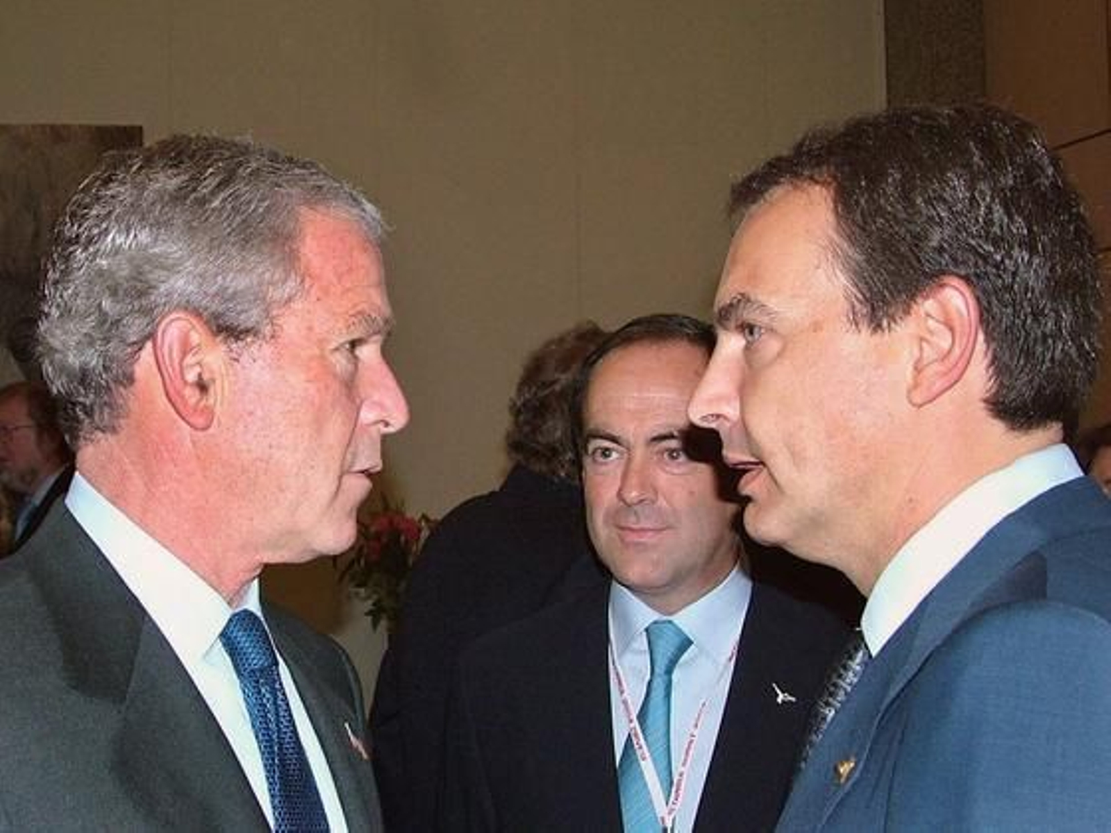 28 de junio de 2004: Tensa charla de Zapatero con el por entonces presidente de EEUU, George W. Bush, en presencia de José Bono.

Foto: AFP