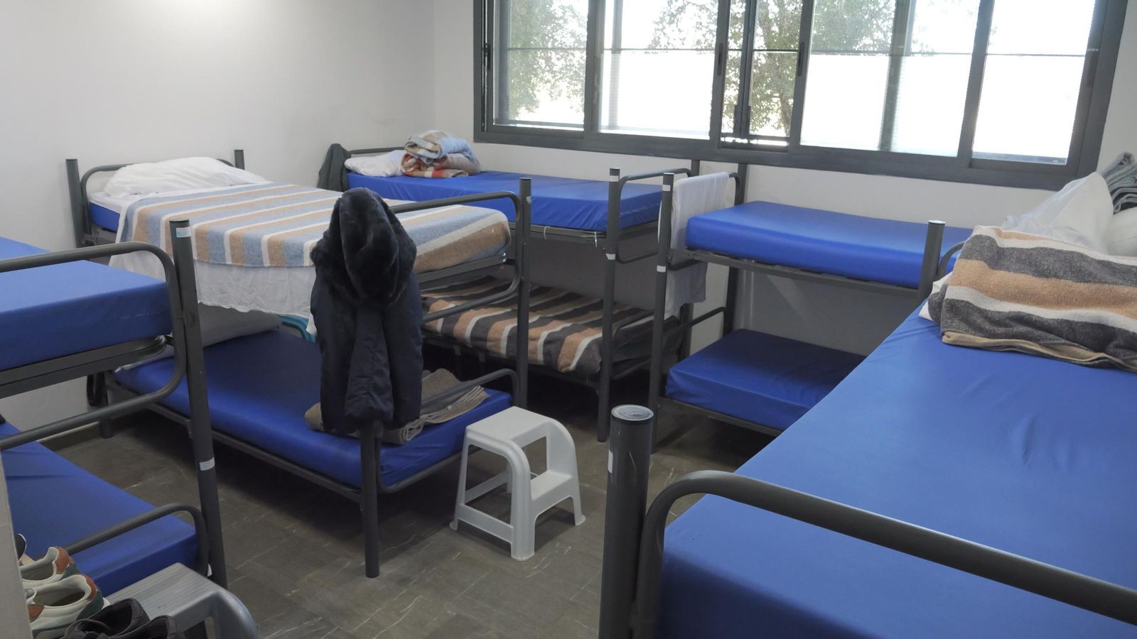 Hacinamiento de los 20 usuarios que viven en el centro de puertas abiertas.