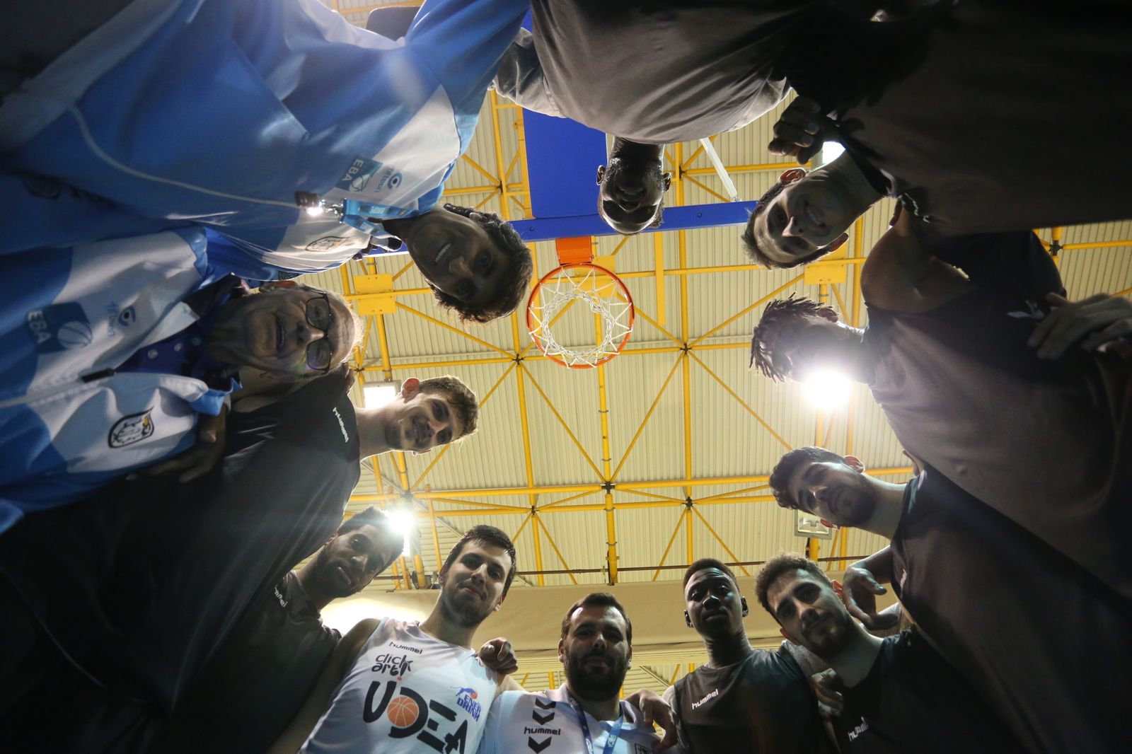 El cuerpo técnico y la plantilla de Udea.