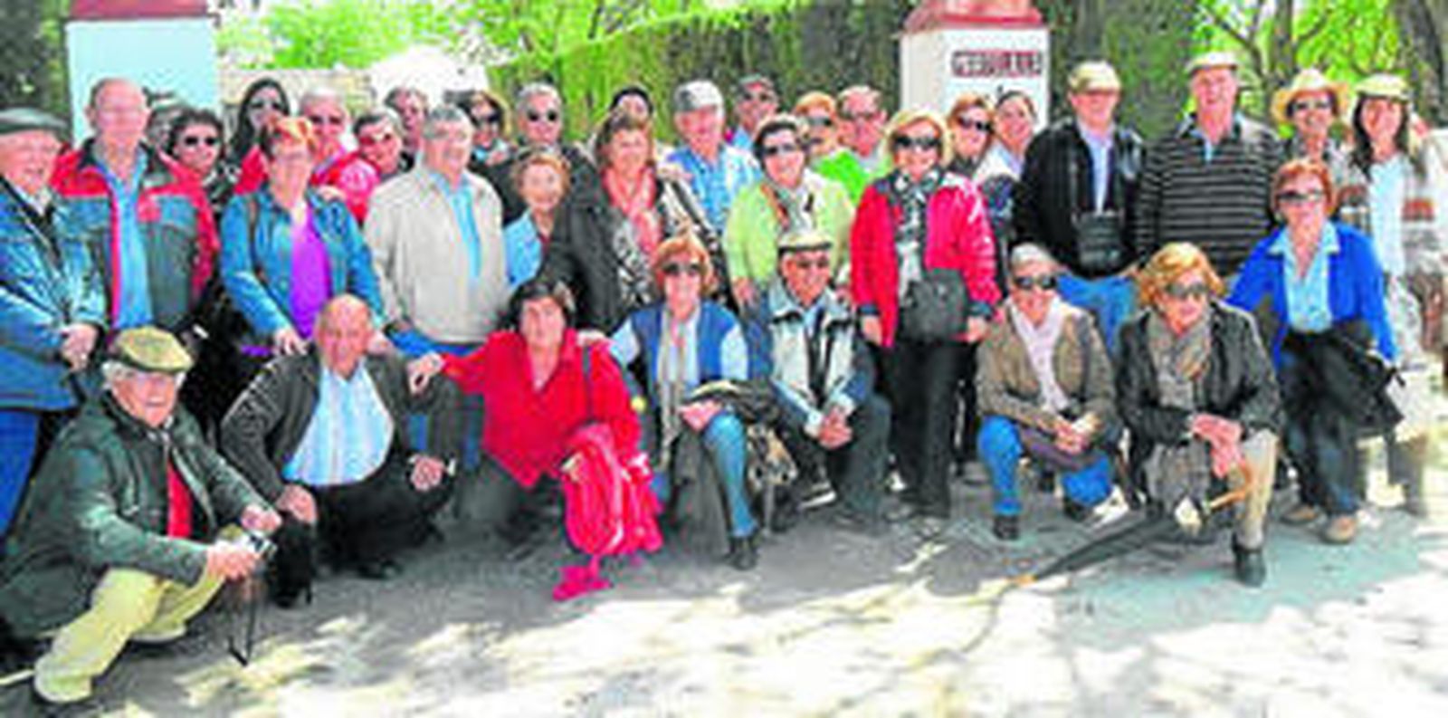 Arriba, peñistas durante la visita. Abajo, toros de Martelilla.