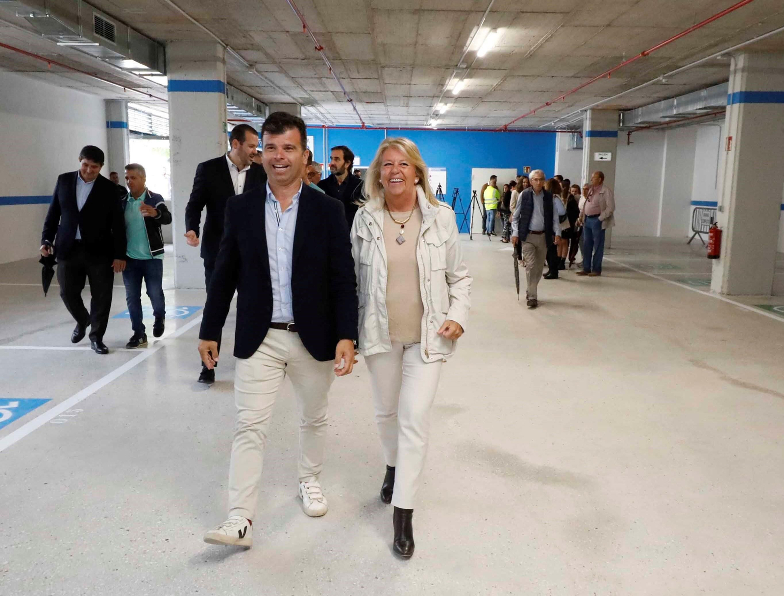 La alcaldesa, Ángeles Muñoz, y el edil de Obras, Diego López.