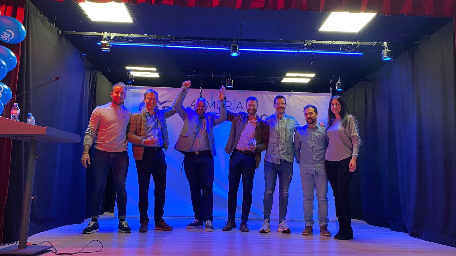 El coordinador regional de Industria Agroalimentaria del PP Andaluz, Amós García, y el delegado territorial de Igualdad de la Junta de Andalucía, Francisco Bellido, acompañan a los jóvenes del Partido Popular de Bacares