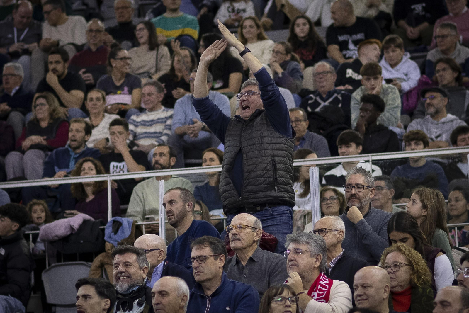 Encuéntrate en la grada  del Palacio durante el Covirán Granada-Casademont Zaragoza