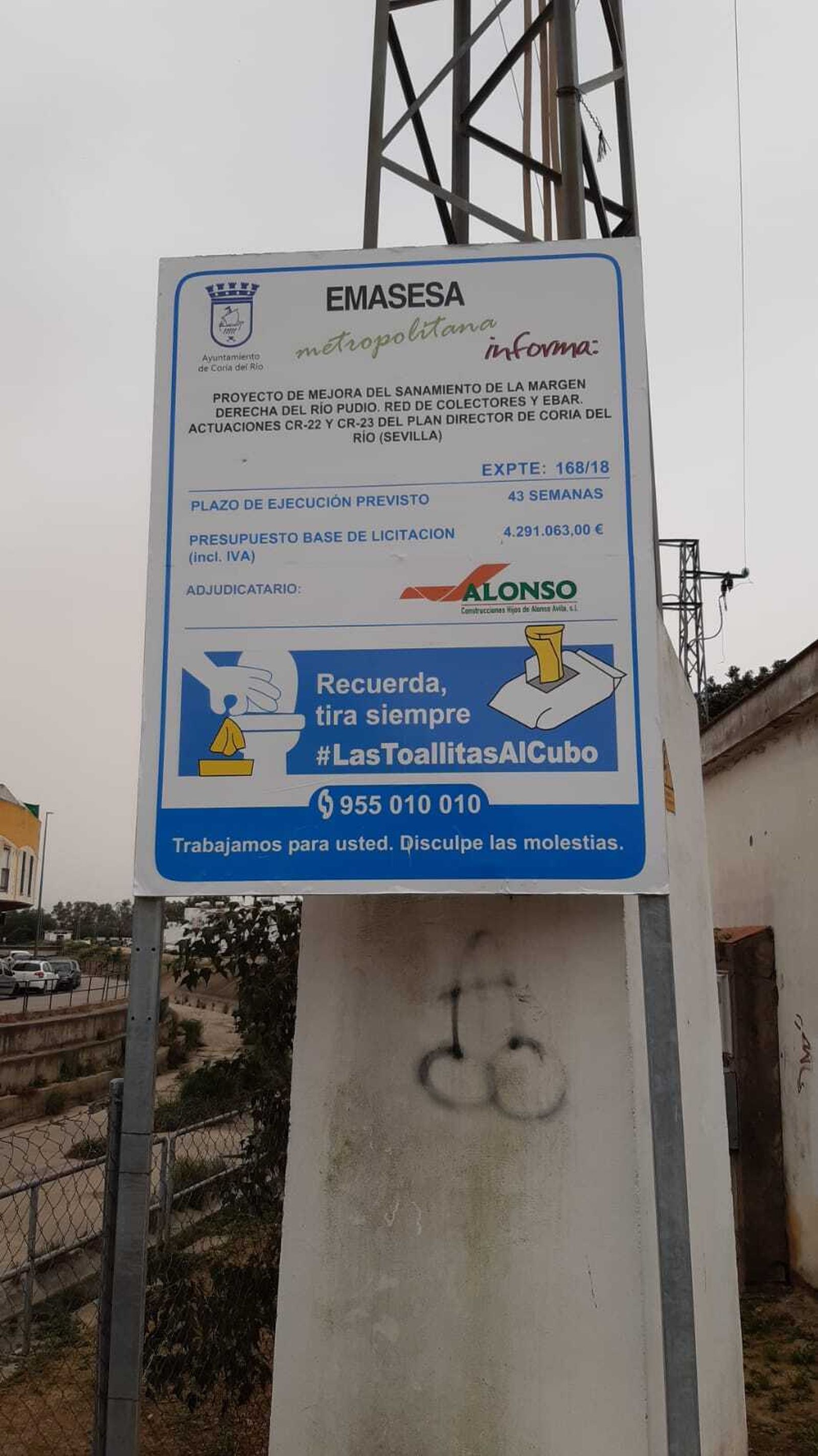 Un cartel de Emasesa sobre las obras, junto al canal del Riopudio.