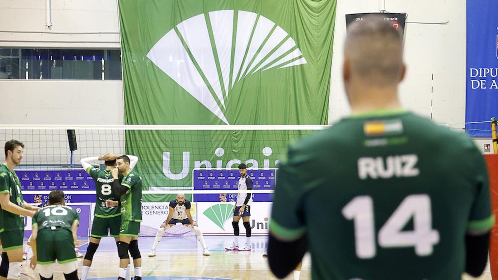 Borja Ruiz se dispone a realizar un saque durante el encuentro de la primera vuelta.