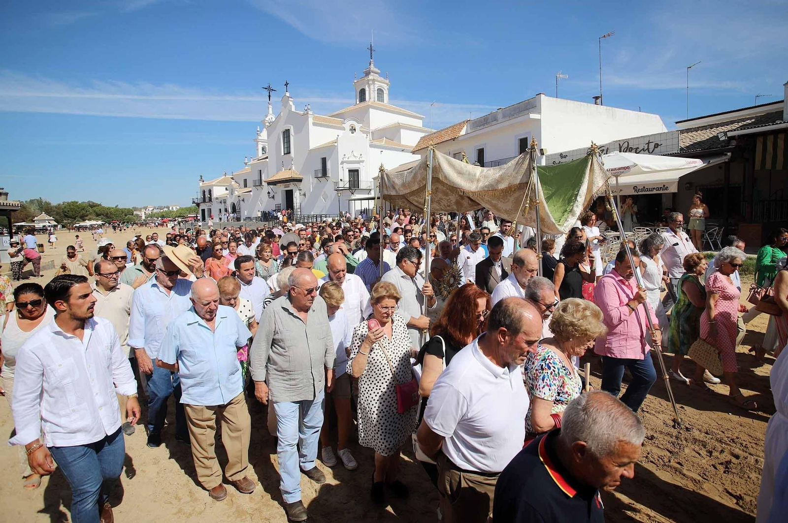 Imágenes de la procesión eucarística y solemne Función del Voto en El Rocío Chico