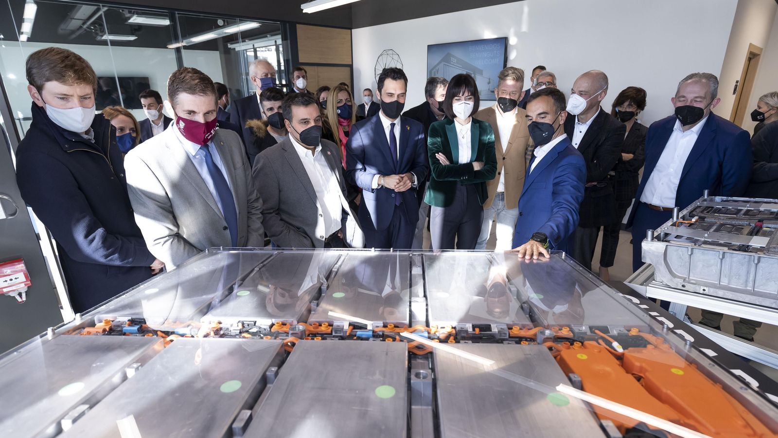 La ministra de Ciencia e Innovación, Diana Morant, estuvo en la inauguración de la nueva instalación acompañada del CEO de Seat y Cupra, Wayne Griffiths.