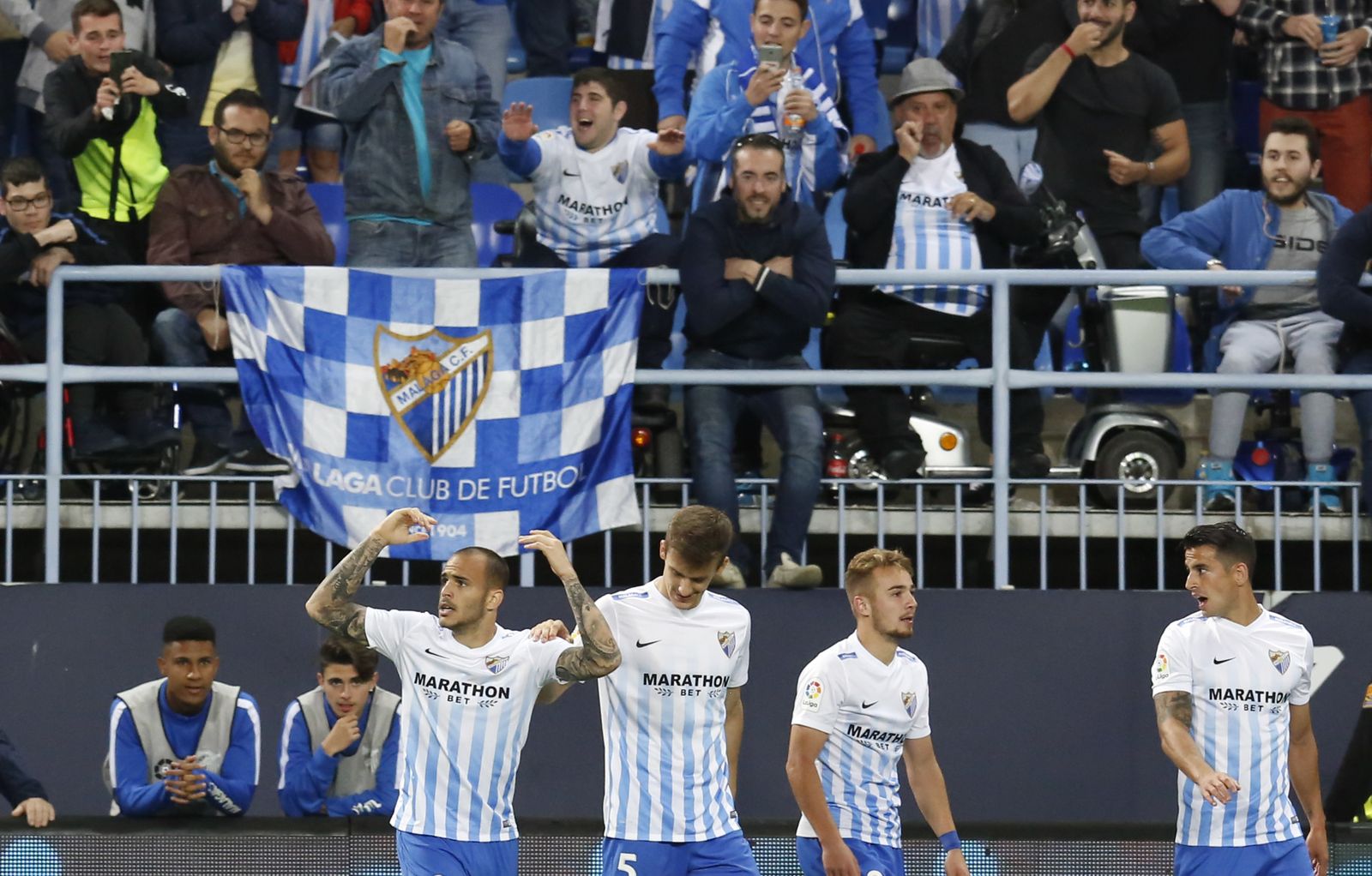 El Málaga celebra uno de sus goles al Sevilla.