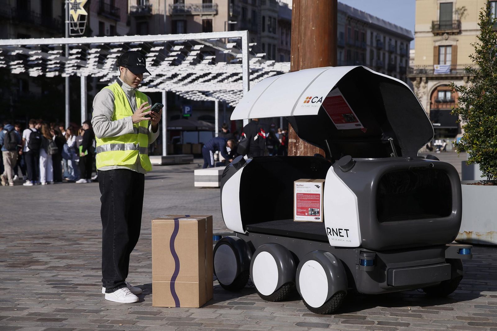 Ona, un robot autónomo para repartir paquetes que se prueba en las calles de Barcelona