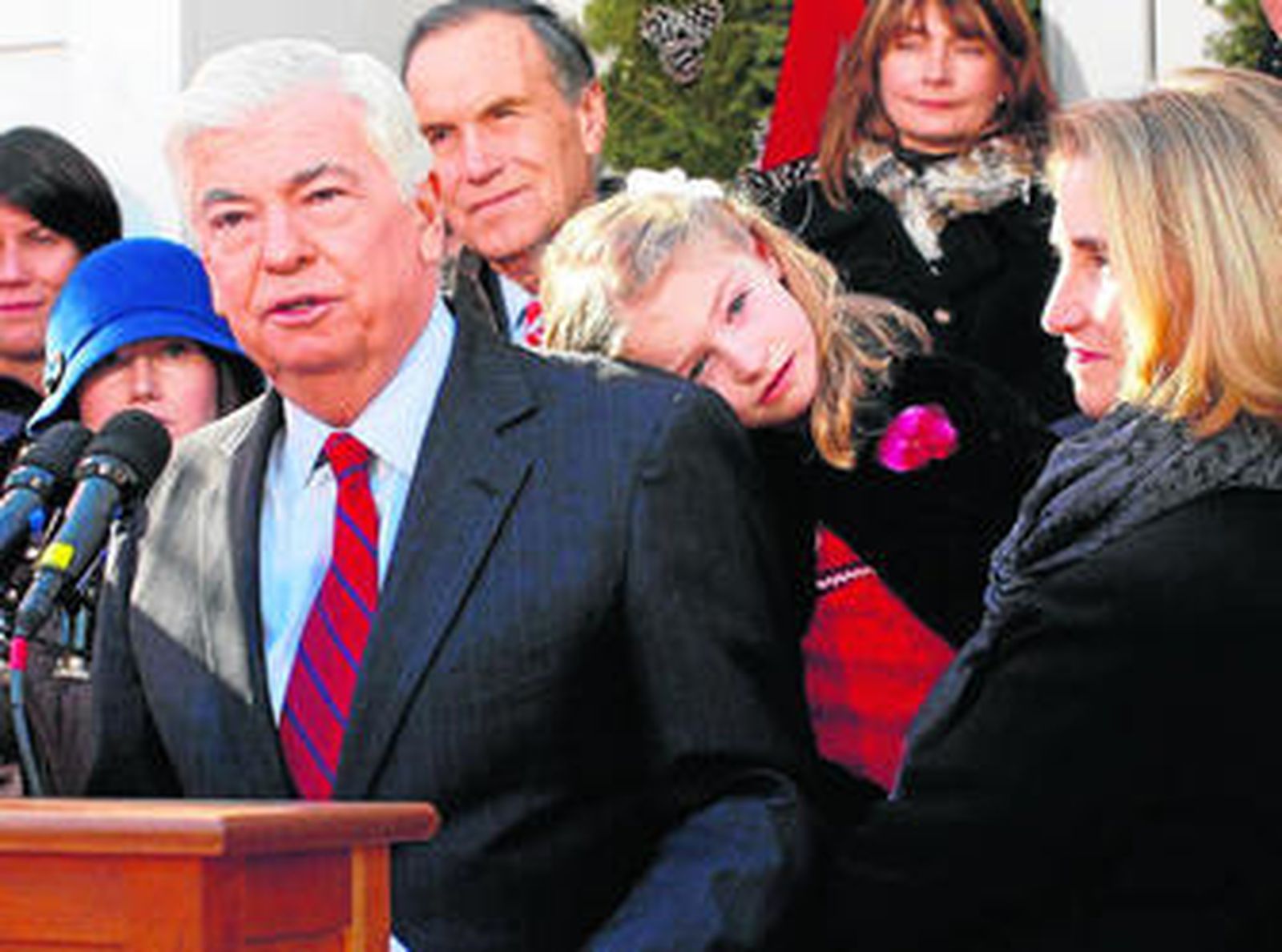 El senador Christopher Dodd, en el momento de anunciar que no optará a la reelección.