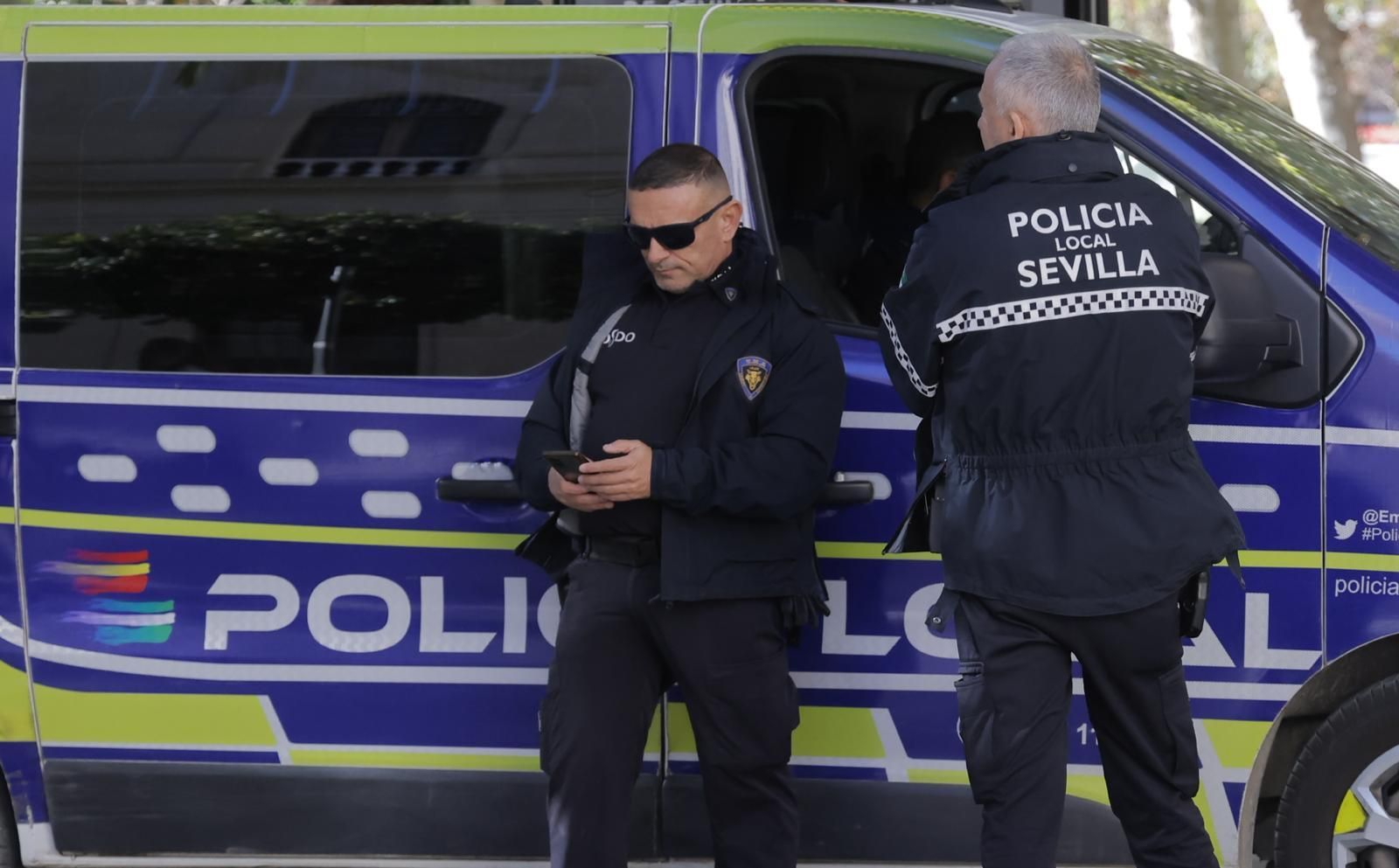 Policías locales, este jueves en Sevilla.