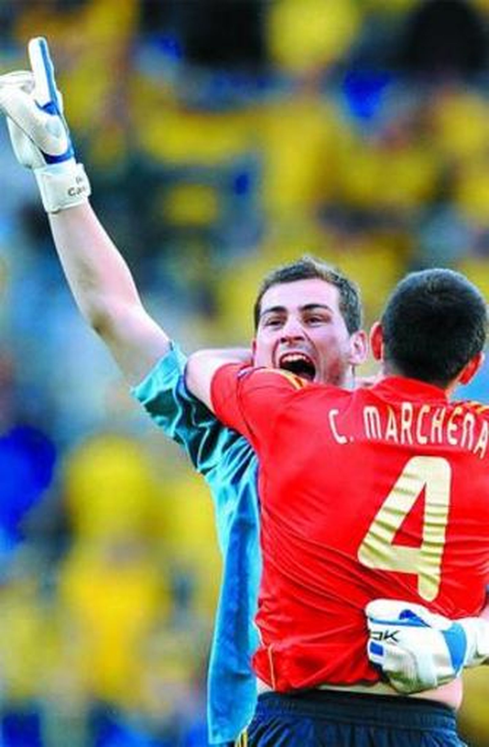 Iker Casillas es felicitado por Marchena en la pasada Eurocopa.