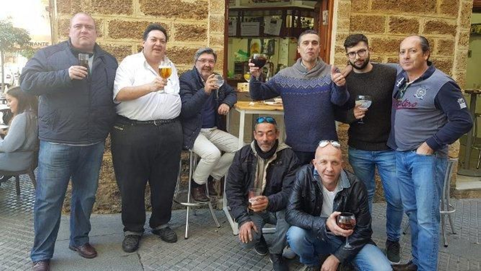 El hostelero Juan Ramón Alcedo con Sebastián Roldán, Antonio Pacheco, Ramón Maza, Pedro Iglesias, Julio Carmona y su hijo Julio y Francis Vargas, festejando la Navidad en el histórico local.