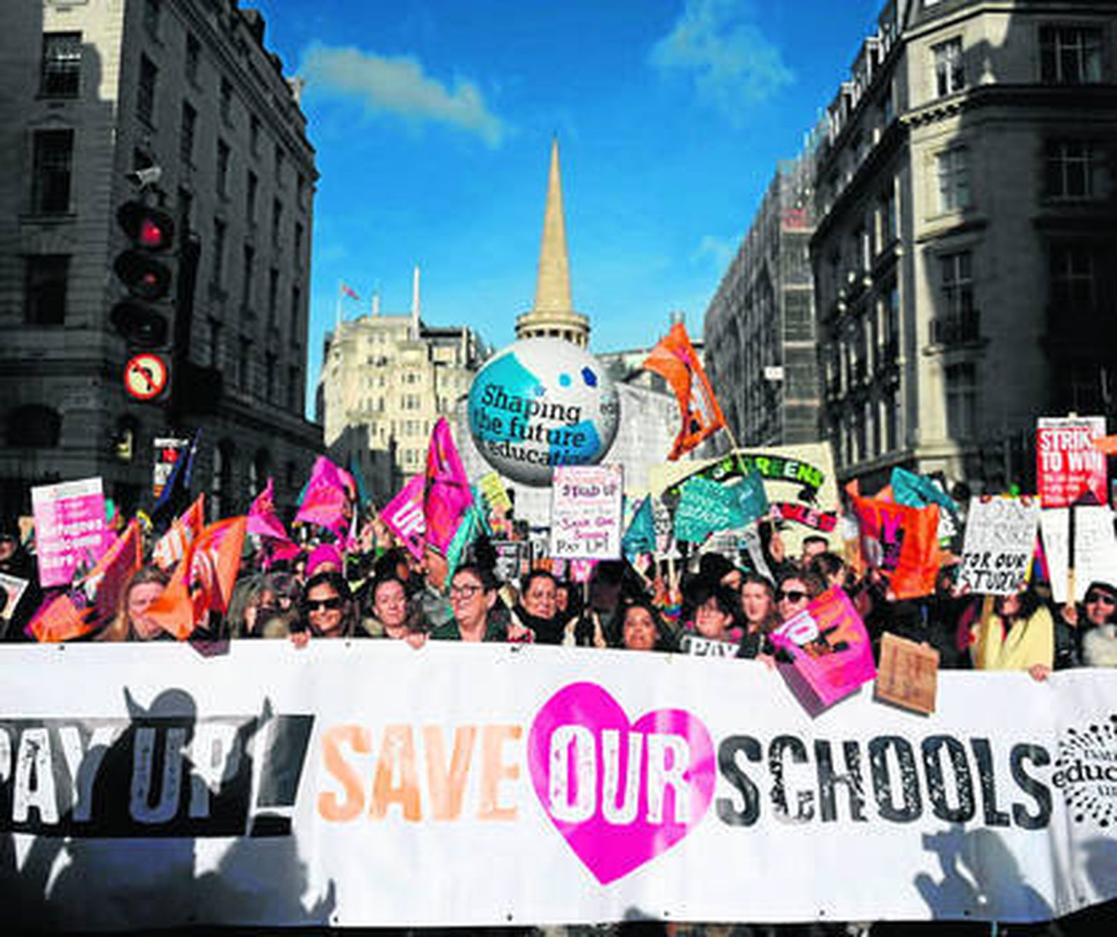 Miles de profesores toman las calles de Londres para pedir mejoras salariales.