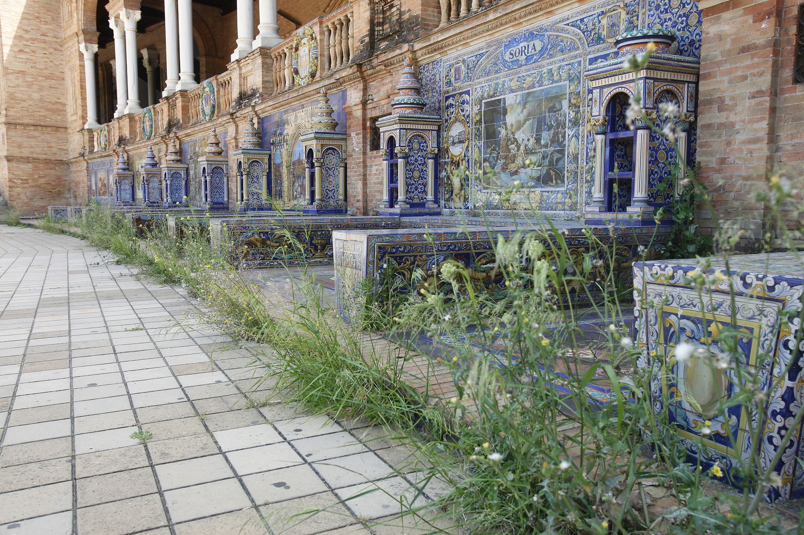 Abandono en la Plaza de España por el confinemiento