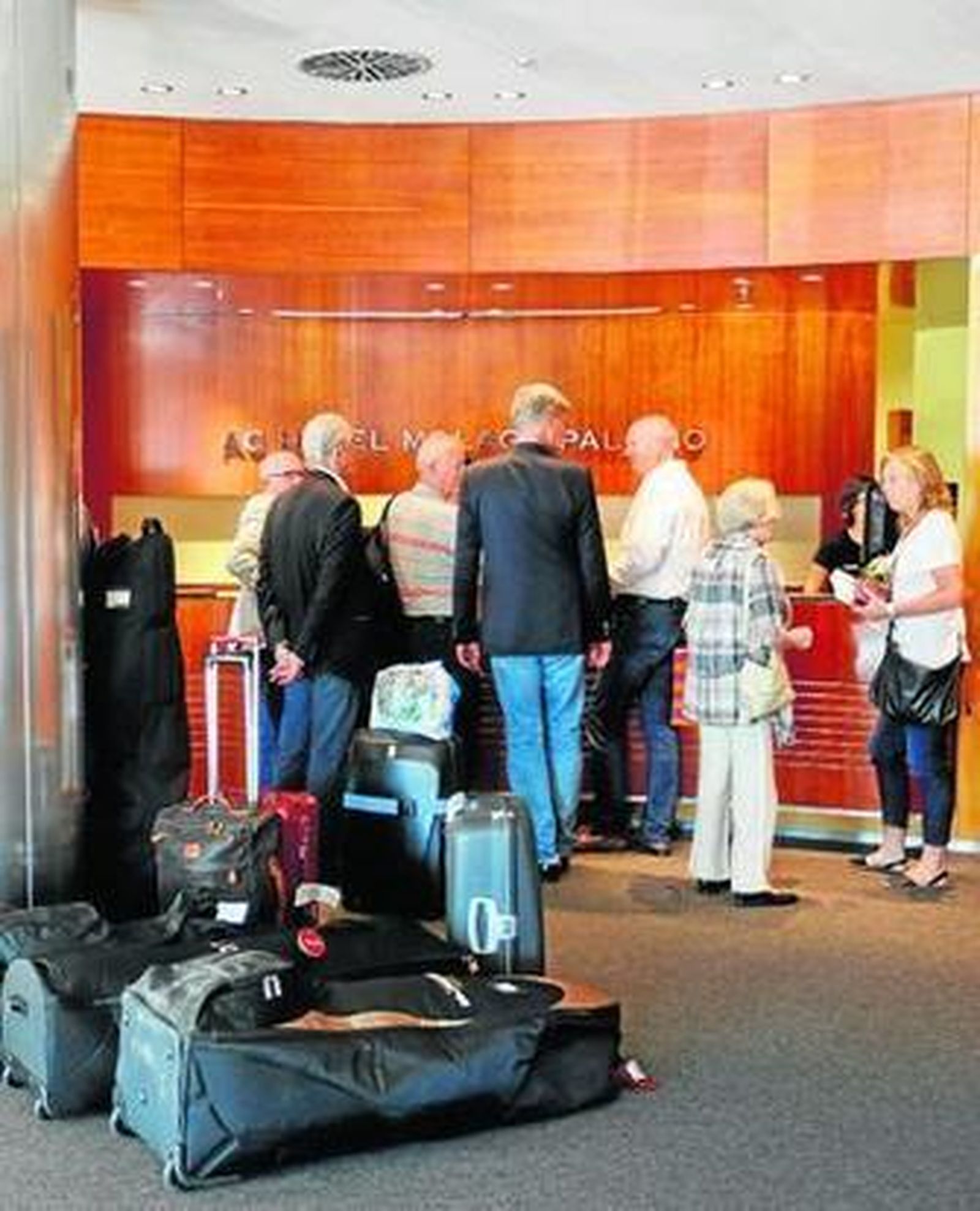 Un grupo de turistas en la recepción de un hotel de la capital.