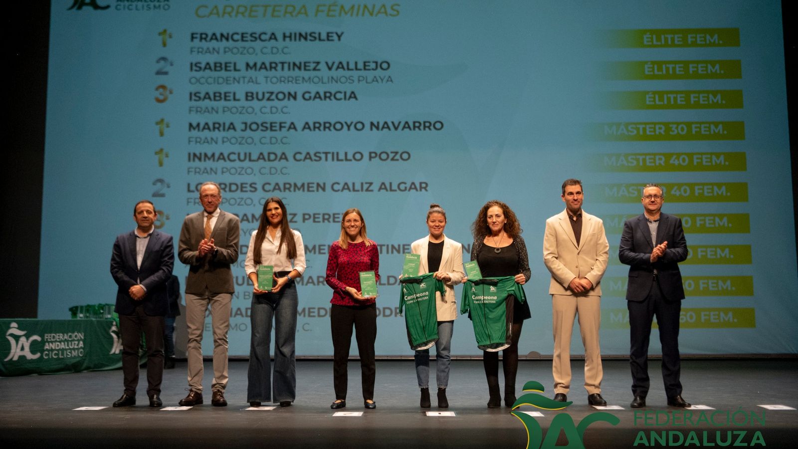 Un grupo de ciclistas premiadas reciben sobre el escenario del Teatro Villa de Huércal-Overa sus respectivos galardones.