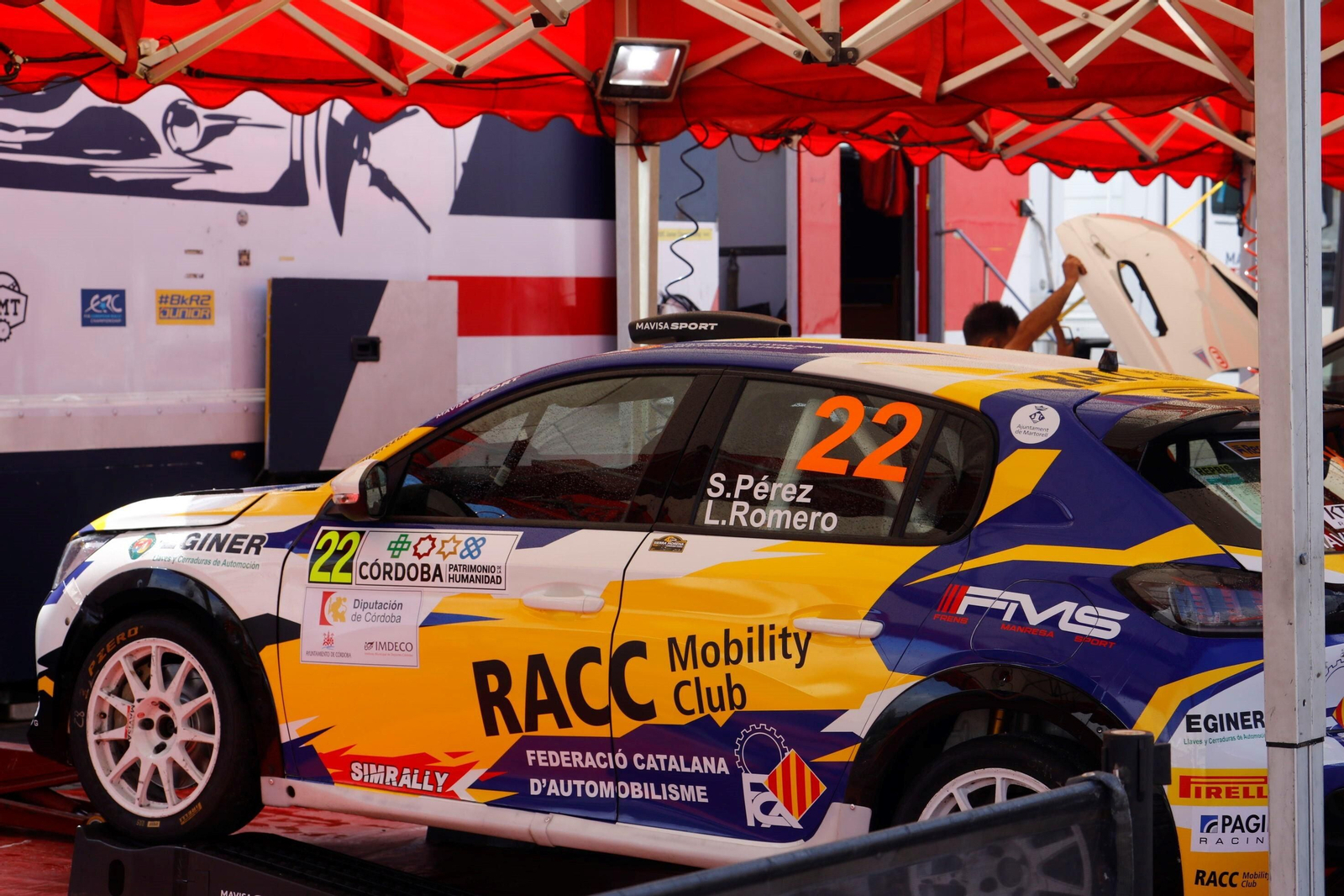 Rallye Sierra Morena 2023: Los pilotos ya preparan sus vehículos en El Arenal