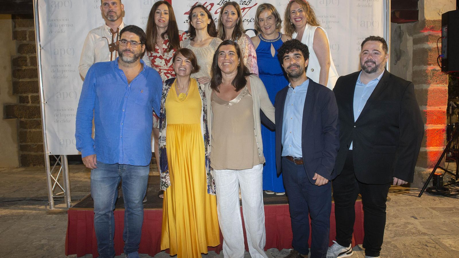 La junta directiva de la APC junto a los premiados.