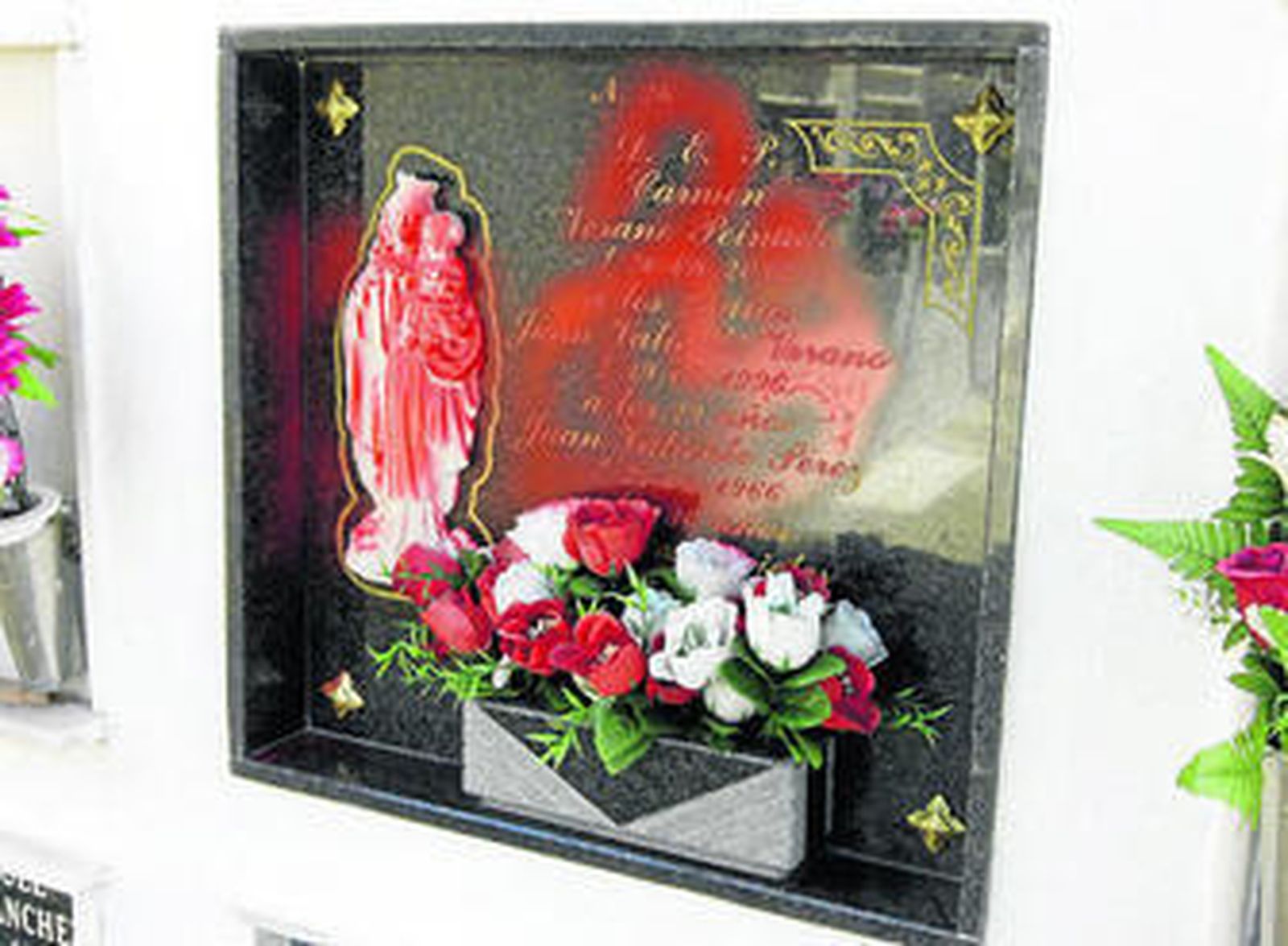 Una de las nueve lápidas afectadas por este spray permanente de color rojo.