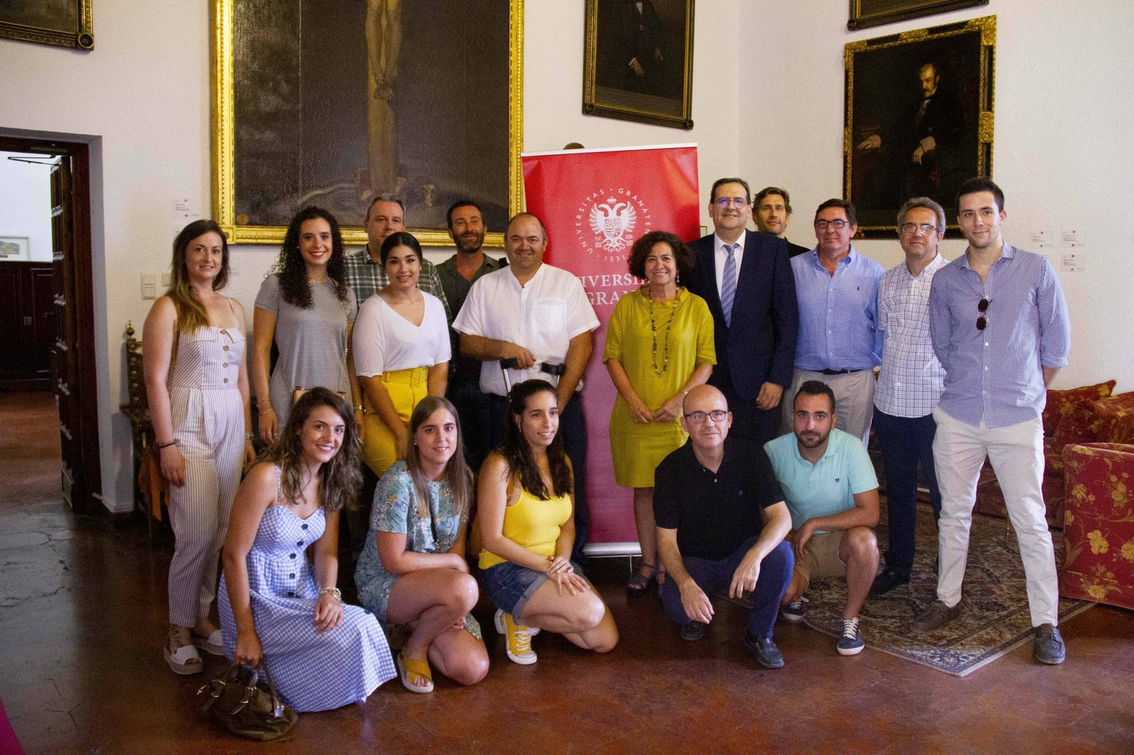 Foto de integrantes de las asociaciones y la rectora de la Universidad de Granada