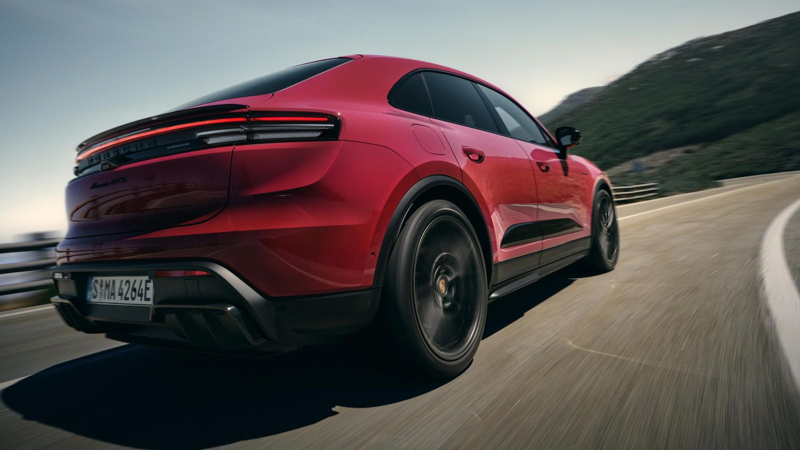 El Porsche Macan GTS Electric se distingue por sus detalles en negro satinado, el difusor trasero específico y las llantas de 21" en diseño Macan Design, aunque en opción puede montar de 22"..