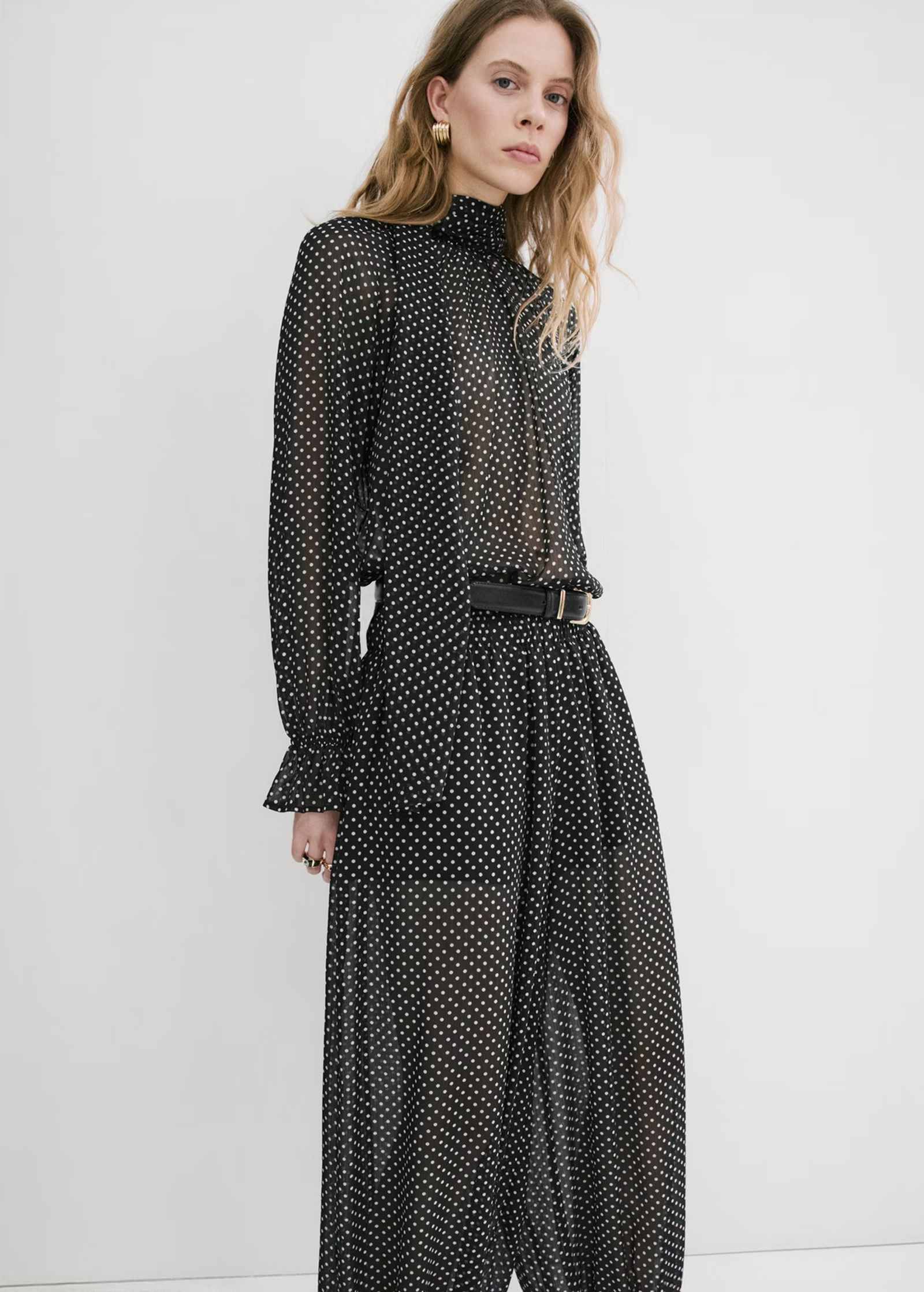 Blusa con lazada de Mango.