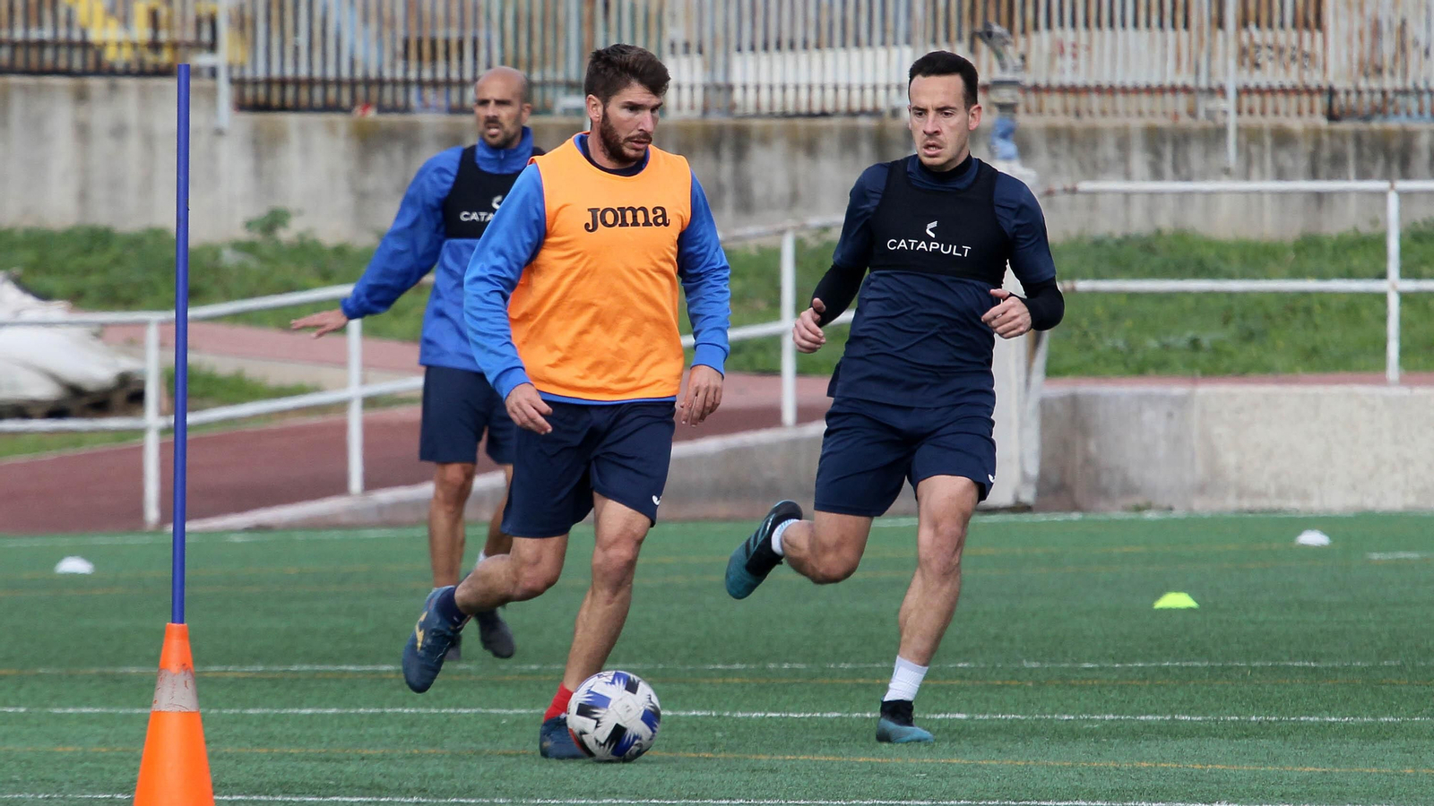 Juanca presiona a Lolo Garrido en un entrenamiento en La Granja.