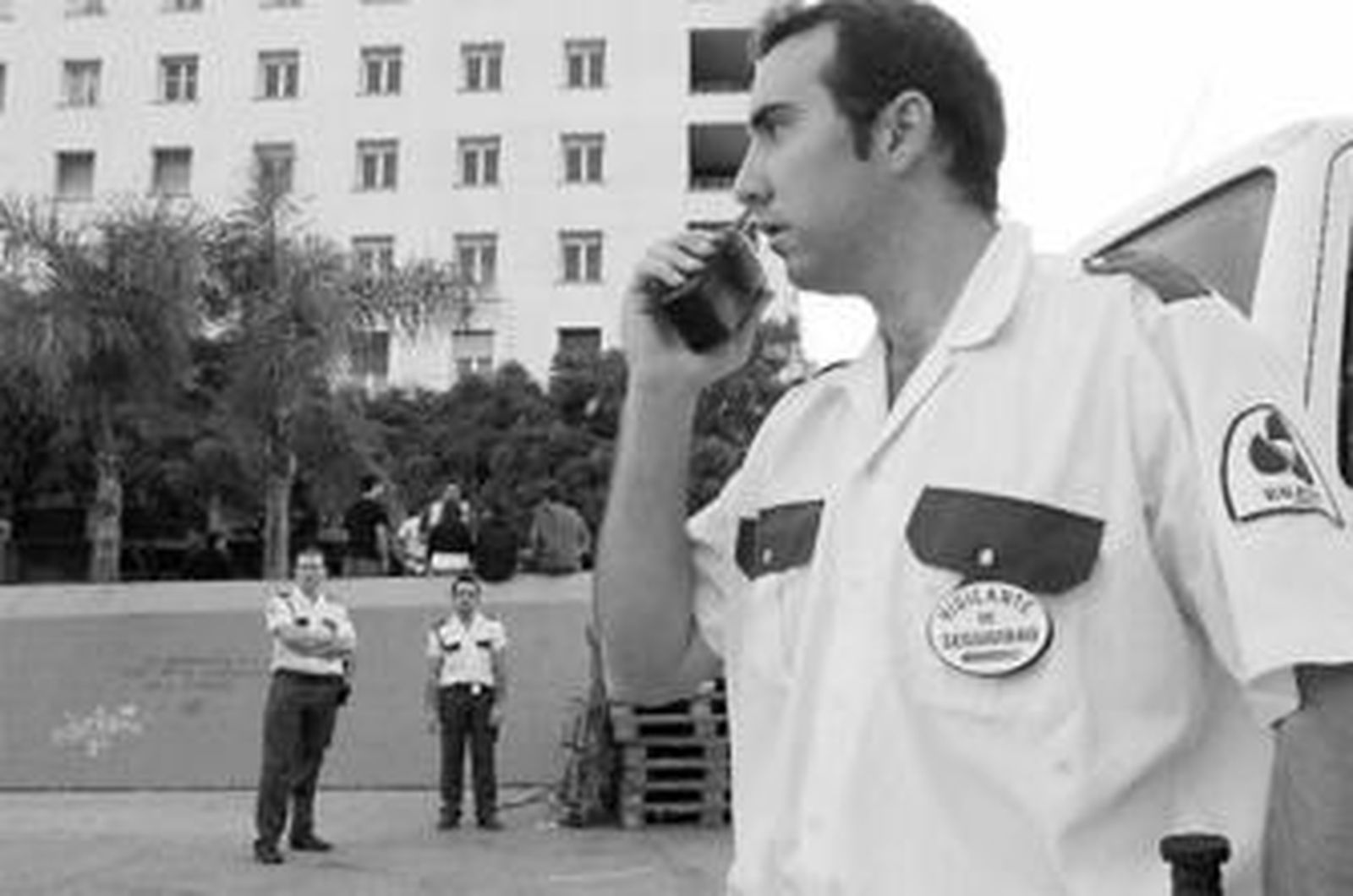 Un vigilante de seguridad, en un trabajo en la capital.