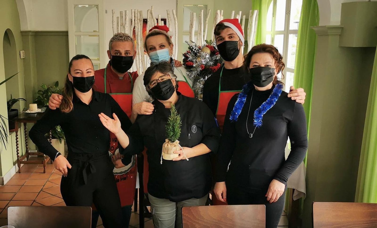 María Moreno, en el centro, junto a Natalia (detrás de ella) en el restaurante que regenta en Mojácar playa.