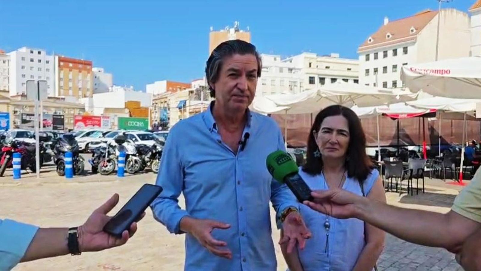 Wenceslao Font y María López este miércoles en el antiguo mercado. Wenceslao Font y María López este miércoles en el antiguo mercado.