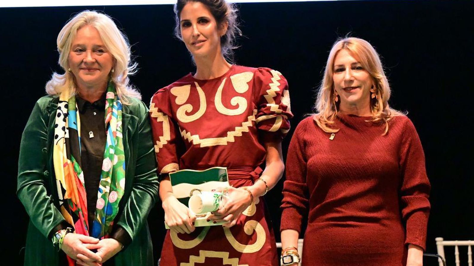 La jerezana Inés Domecq recibe la Bandera de Andalucía.